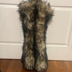 Luxurious Faux Fur Accent Pillow in Black and Cream